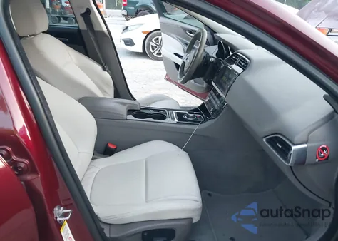 2017 Jaguar Xe 25T Premium z USA, uszkodzony, nr VIN SAJAD4BGXHA947189